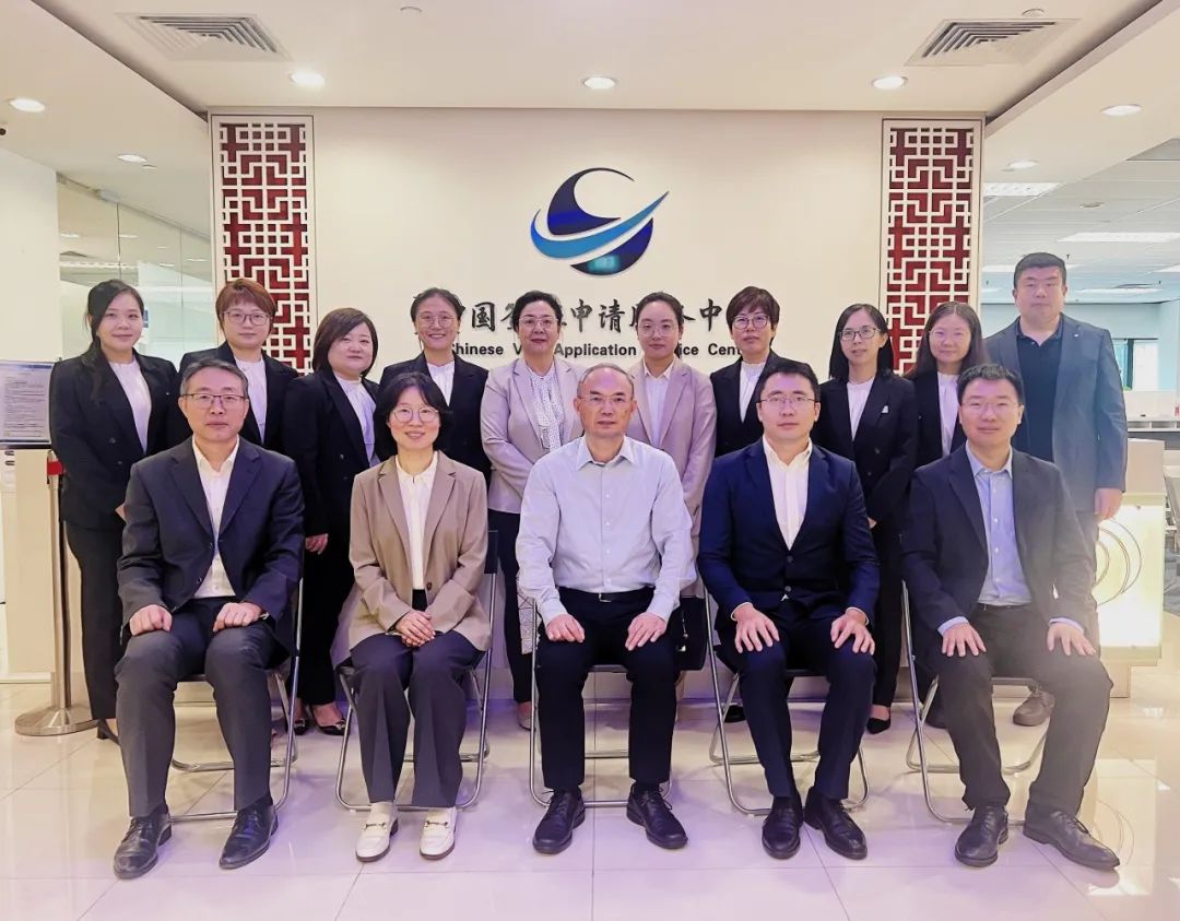 曹忠明大使考察新加坡中国签证申请服务中心